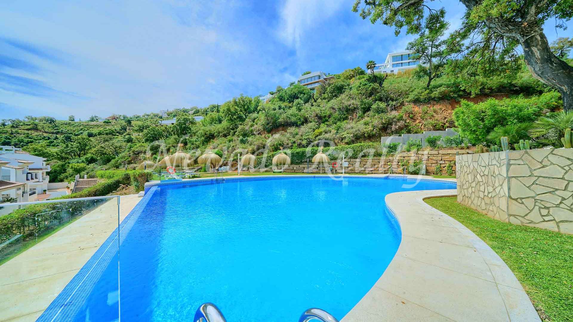Flat in La Mairena with sea and mountain views