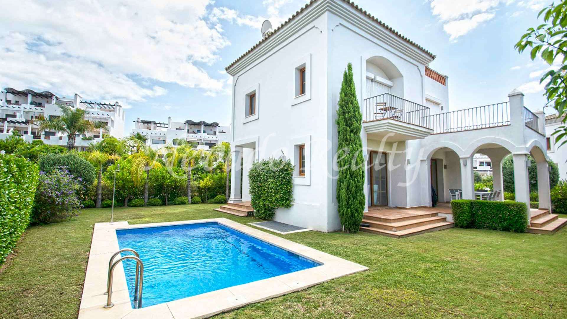 Villa en Estepona en primera línea de golf en venta