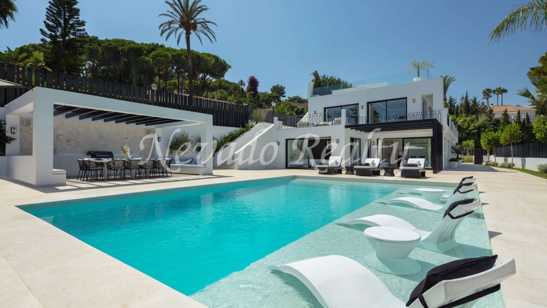 Villa en Nueva Andalucia con estilo moderno en venta