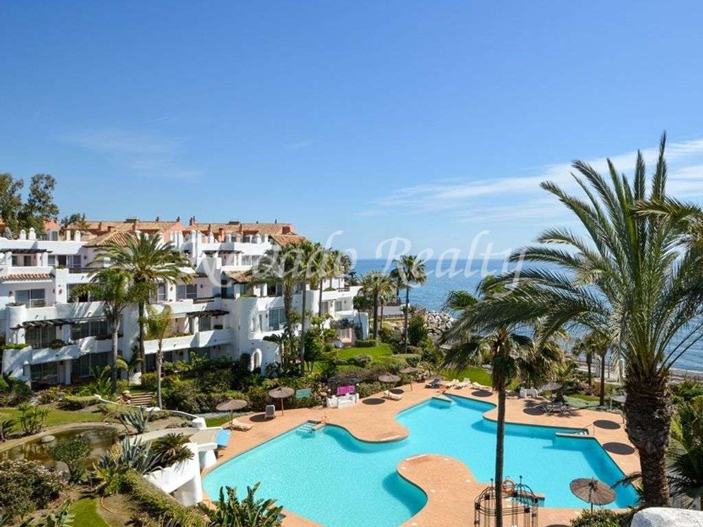 Penthouse in Puerto Banús with beautiful sea views for sale