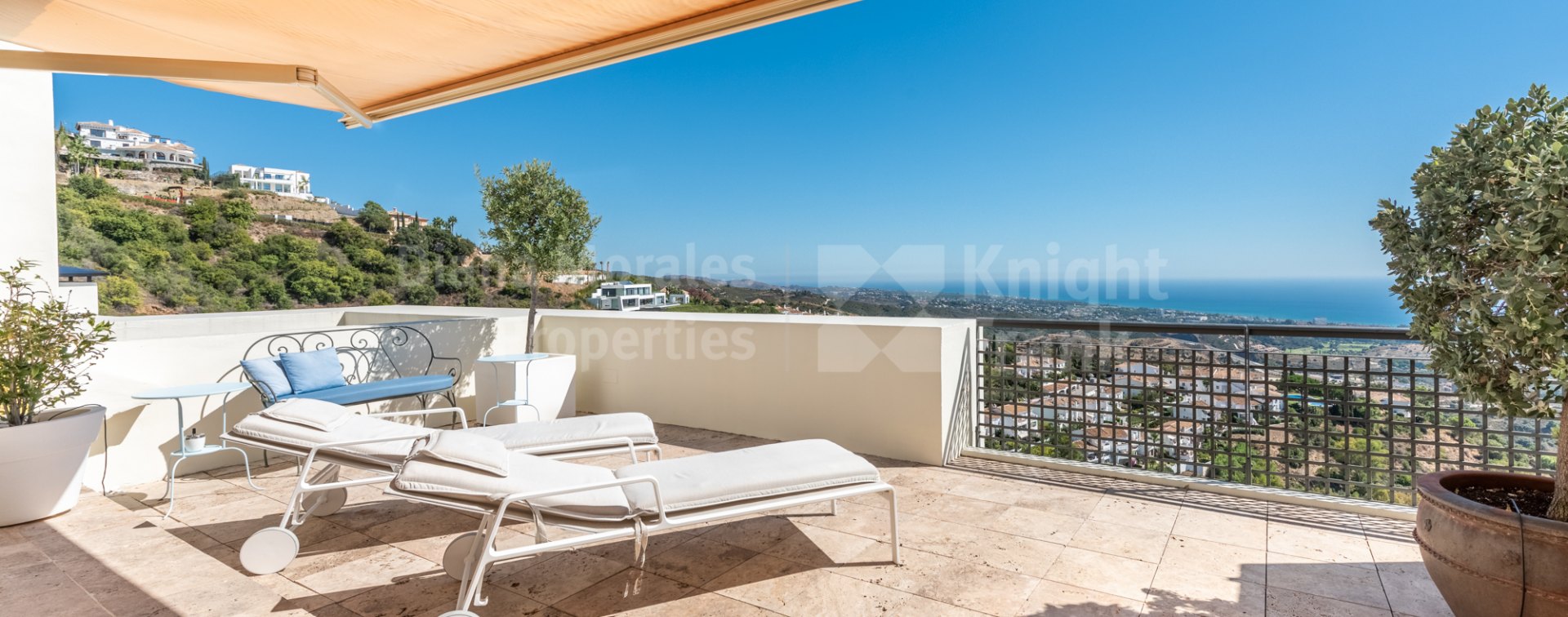 Los Altos de los Monteros, Three-bedroom duplex penthouse in Los Monteros Hill Club