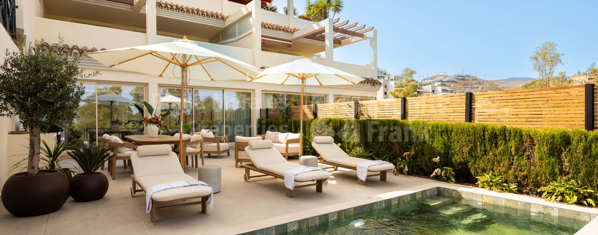 Palacetes Los Belvederes, Amplia terraza con piscina y vistas en Nueva Andalucía