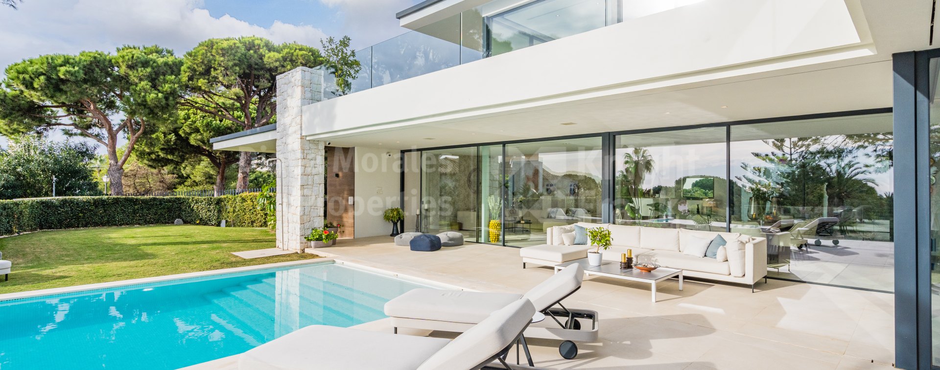 Marbesa, Moderne Strandvilla mit 6 Schlafzimmern und Meerblick im Osten von Marbella