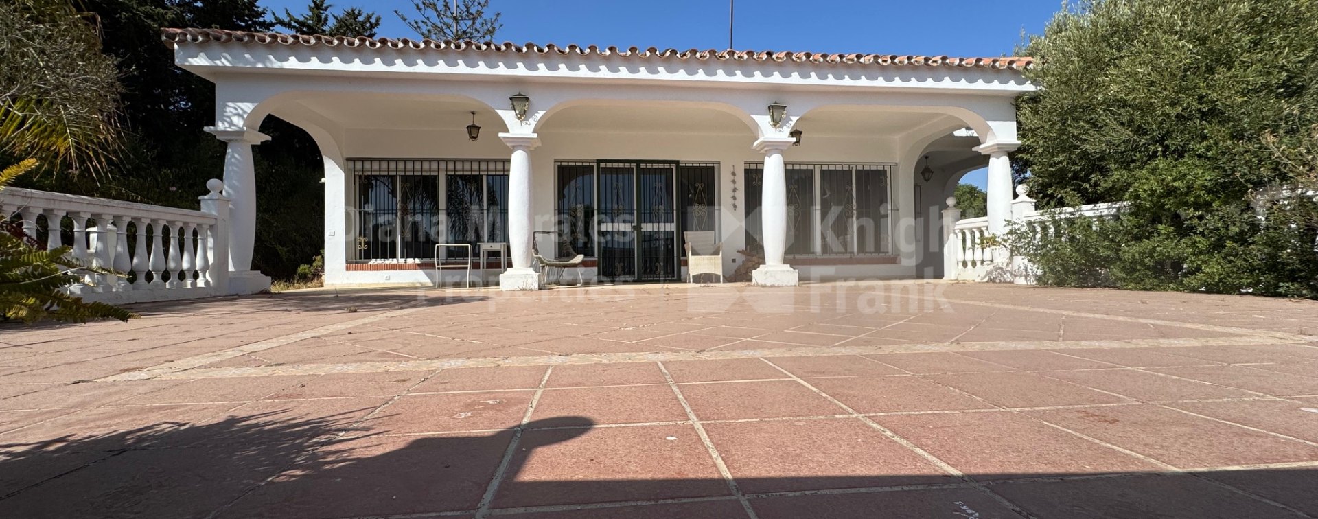 Renovierungs- oder Neubebauungsmöglichkeit in El Paraíso Medio, Estepona