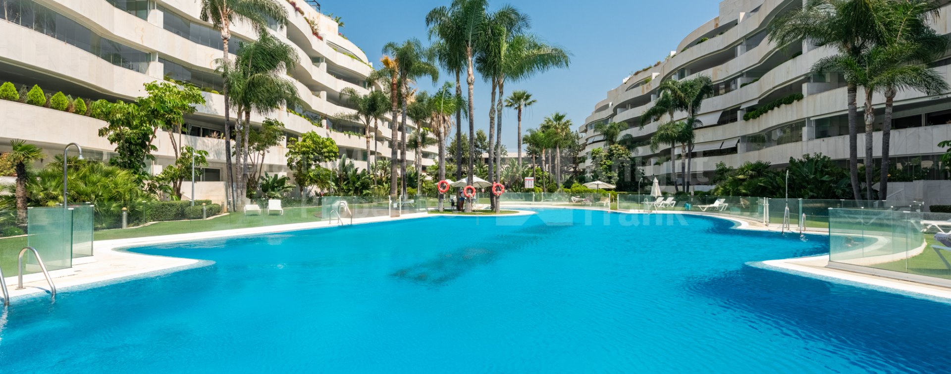 El Embrujo Banús, Large corner unit ground level apartment in Embrujo Banús