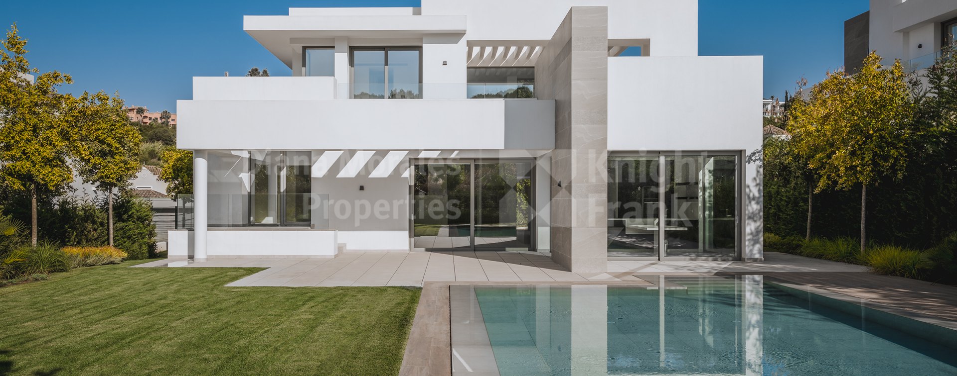 El Paraiso, Stylish modern five-bedroom villa in East Estepona