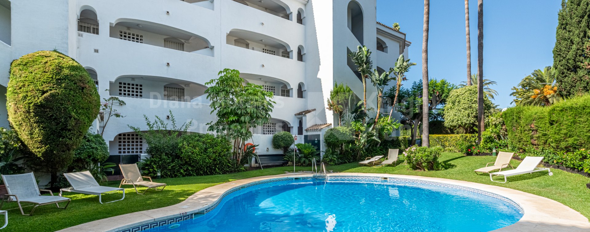 Duplex penthouse with sea views in Guadalmina Baja