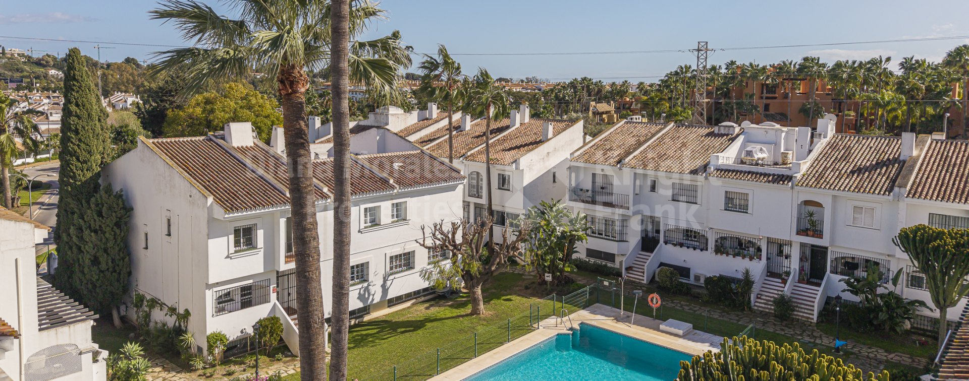 Aloha, Exquisitely renovated 4-bedroom townhouse in prime Nueva Andalucía