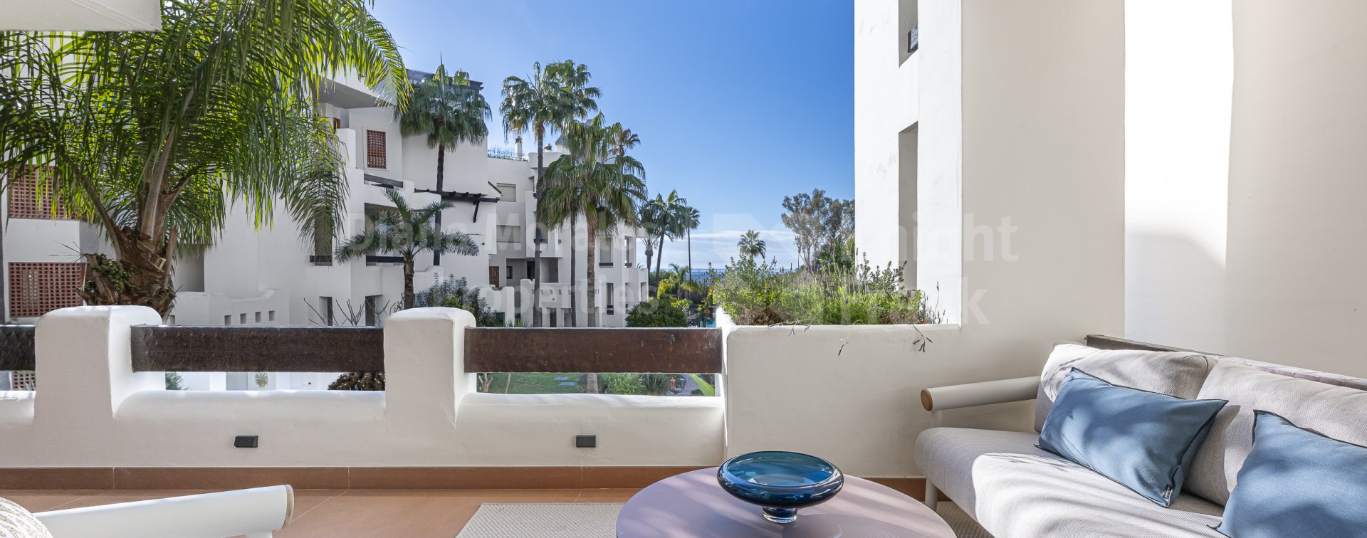 Bahía del Velerín, Apartamento de 3 dormitorios en 1ª planta frente al mar en Estepona Este