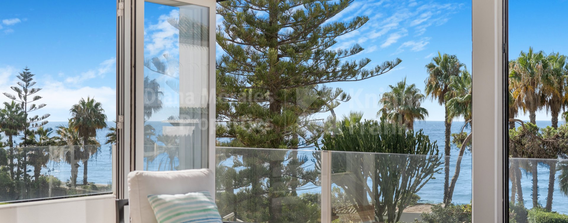 Marbellamar, Beachside four-bedroom three-level townhouse with valid tourist licence