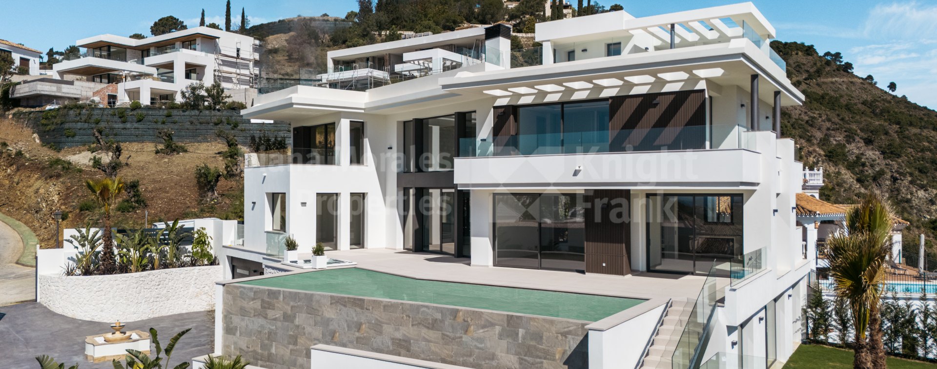 Вилла с шестью спальнями в закрытом жилом комплексе Lomas de La Quinta