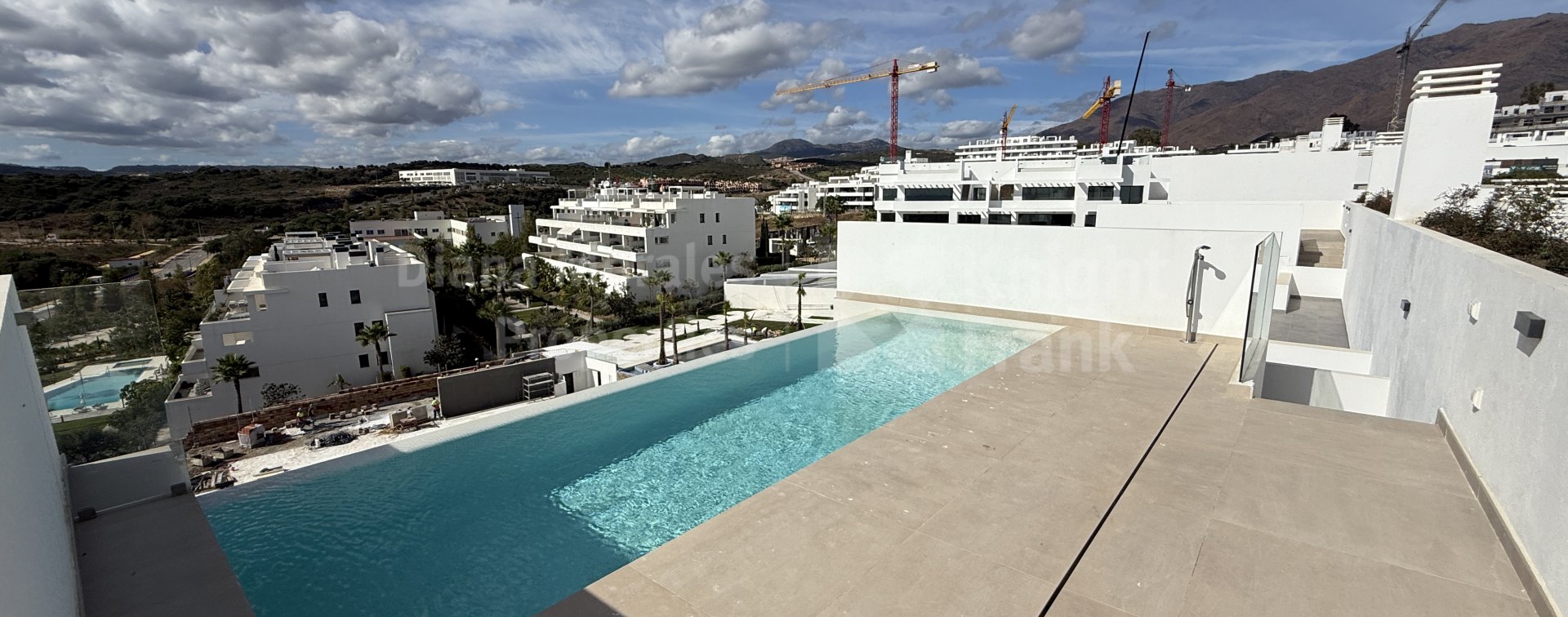 Estepona Oeste, Ático de 3 dormitorios con piscina privada en complejo de 67 viviendas.