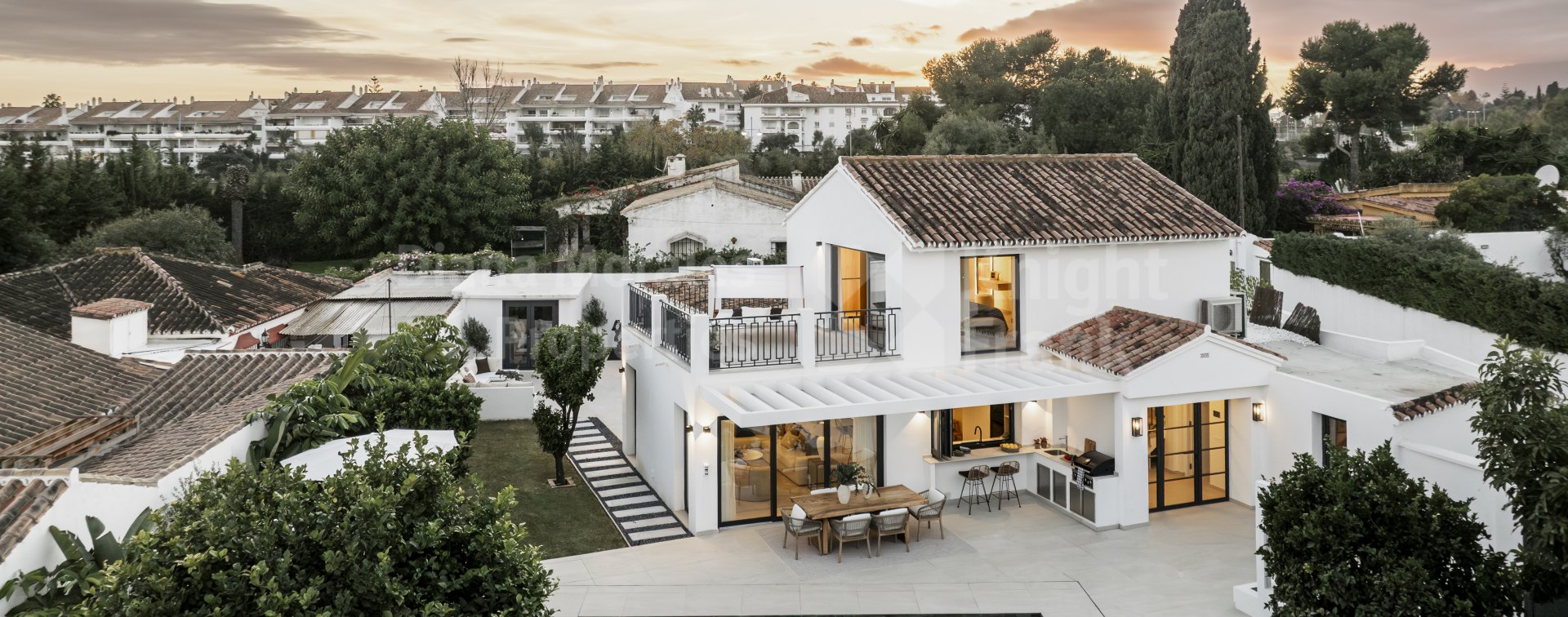 Linda Vista Baja, Villa Mimosa, renovated property just steps from the beach