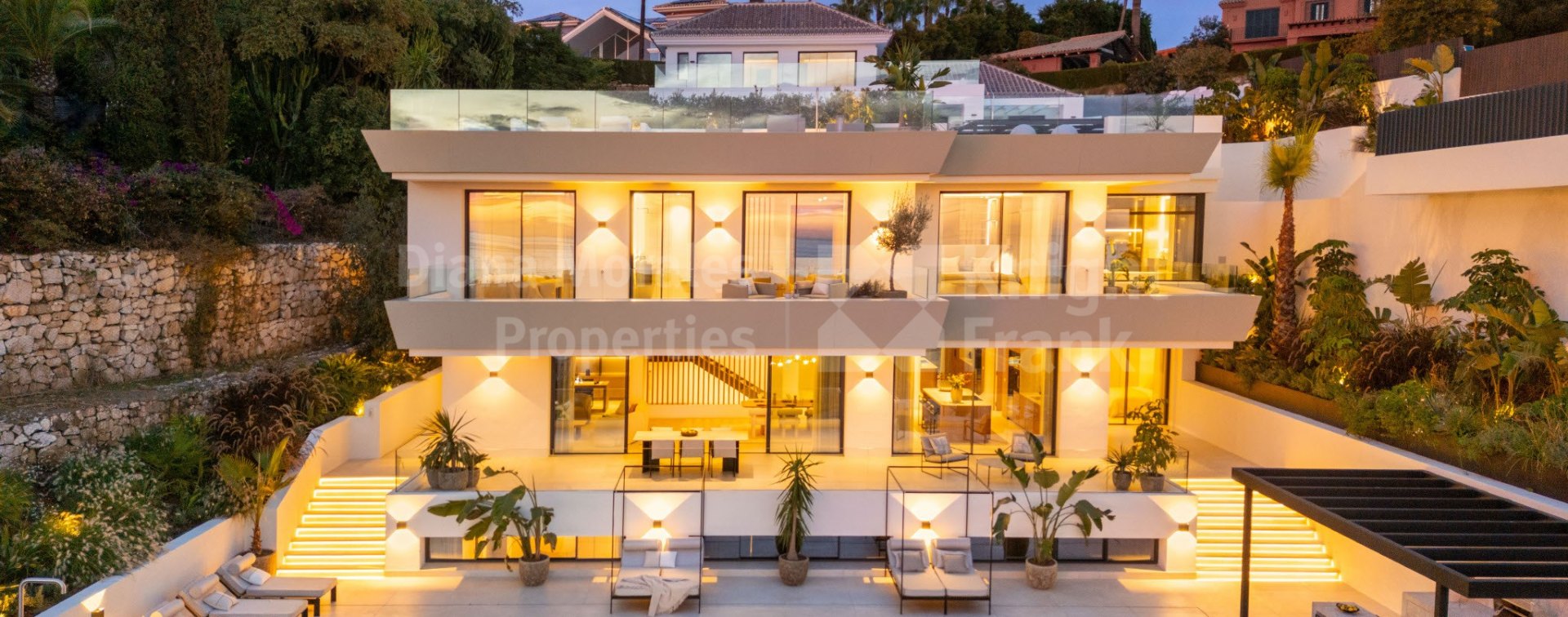 Marbella Ost, Villa Ember, exklusive Immobilie mit modernem Design und großzügigen Terrassen