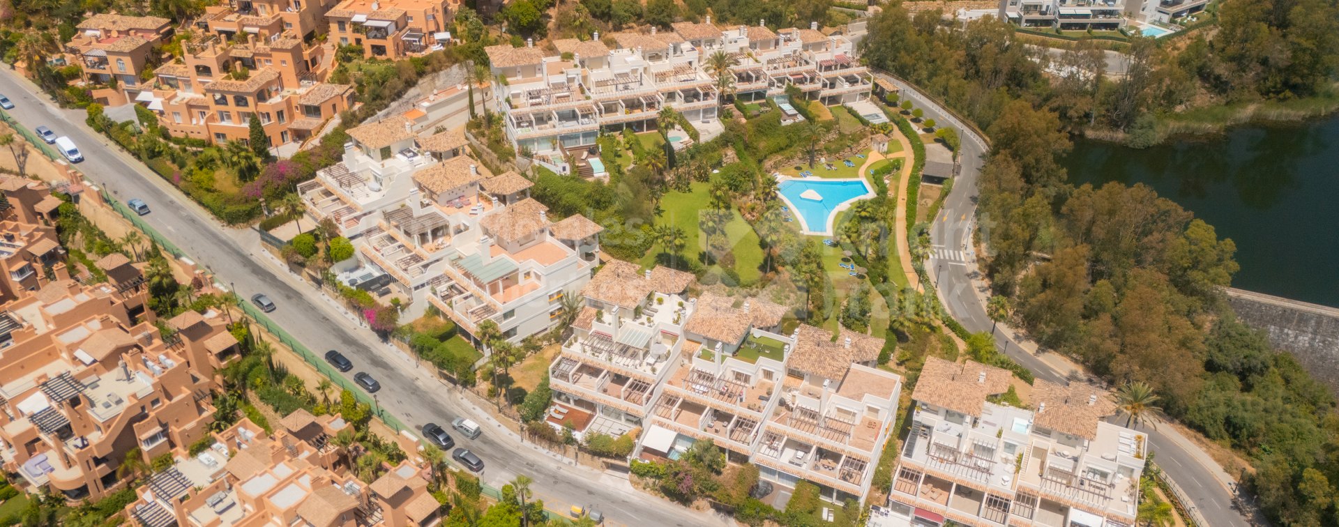 Palacetes Los Belvederes, Fully renovated 3-bedroom ground floor apartment with sea views