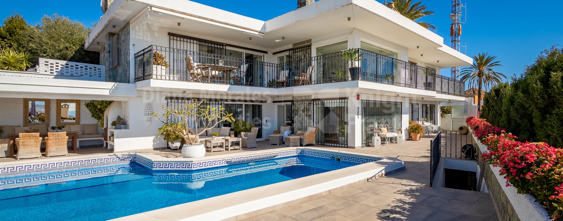 Villa with panoramic sea views in Nueva Andalucía