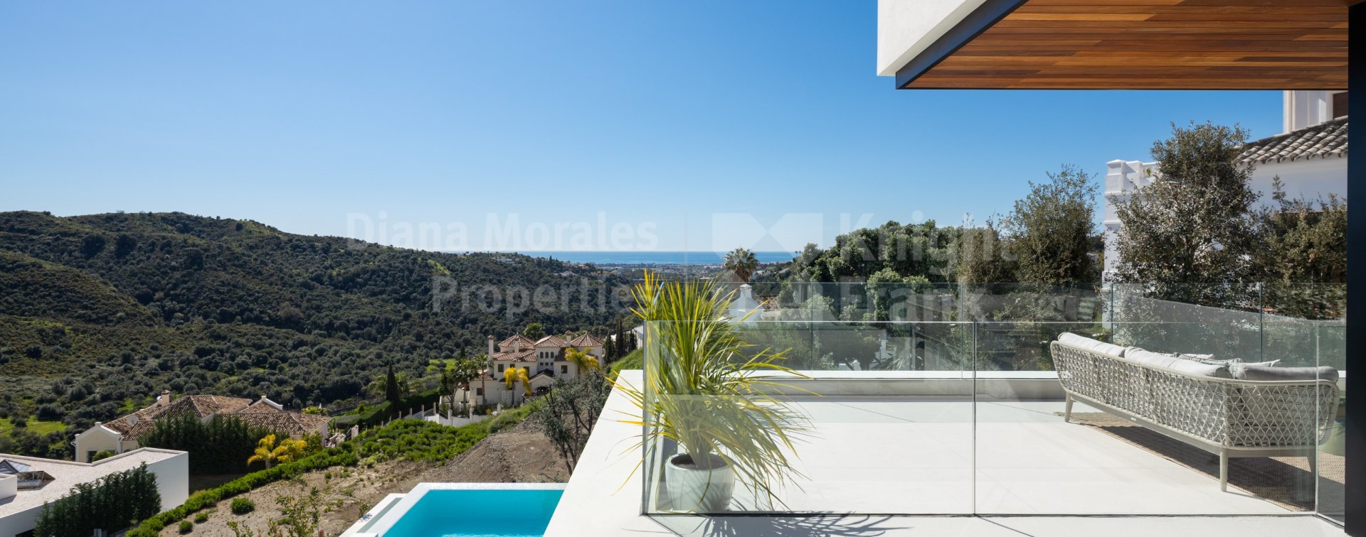 Contemporary villa with panoramic sea views in Lomas de La Quinta