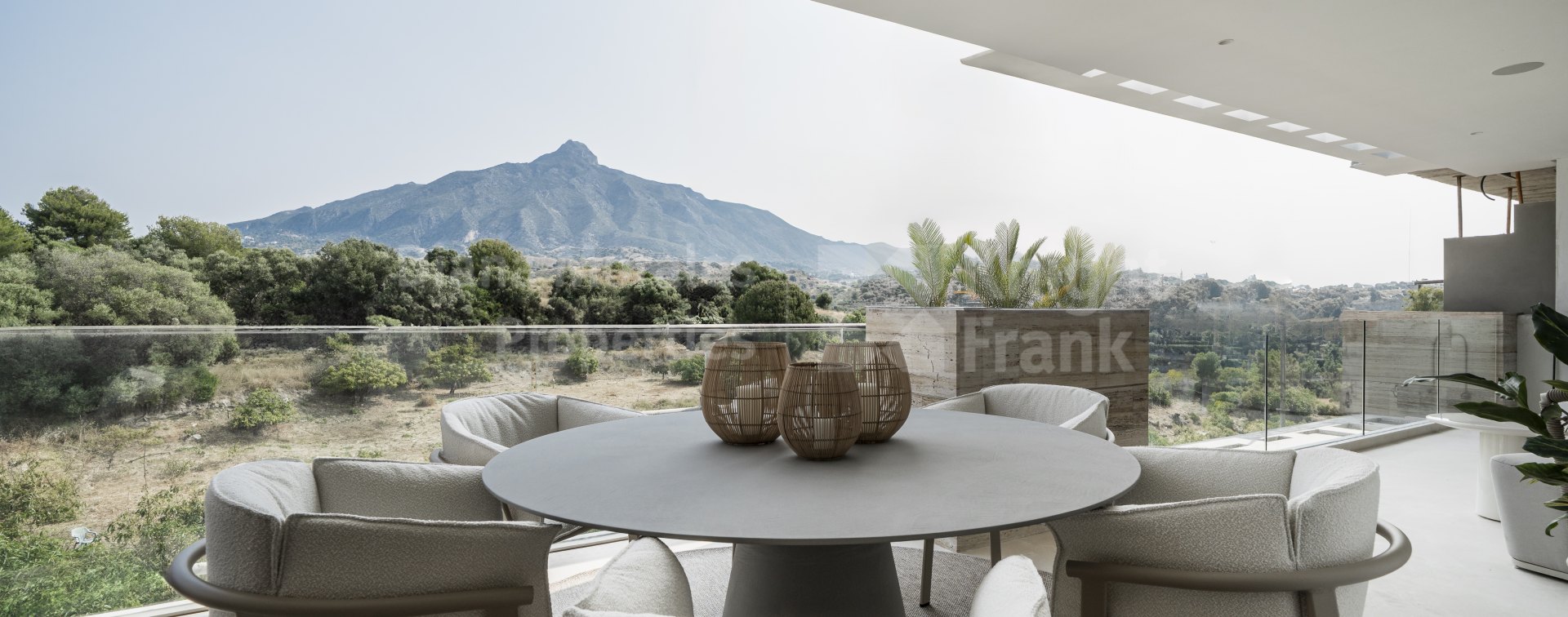 Two bedroom penthouse with swimming pool close to Aloha Golf Course
