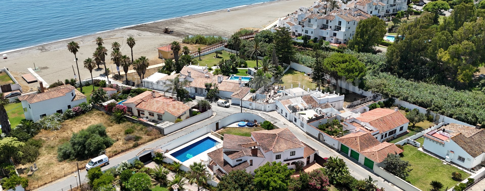 Villa en segunda línea en Bahía Dorada de Estepona