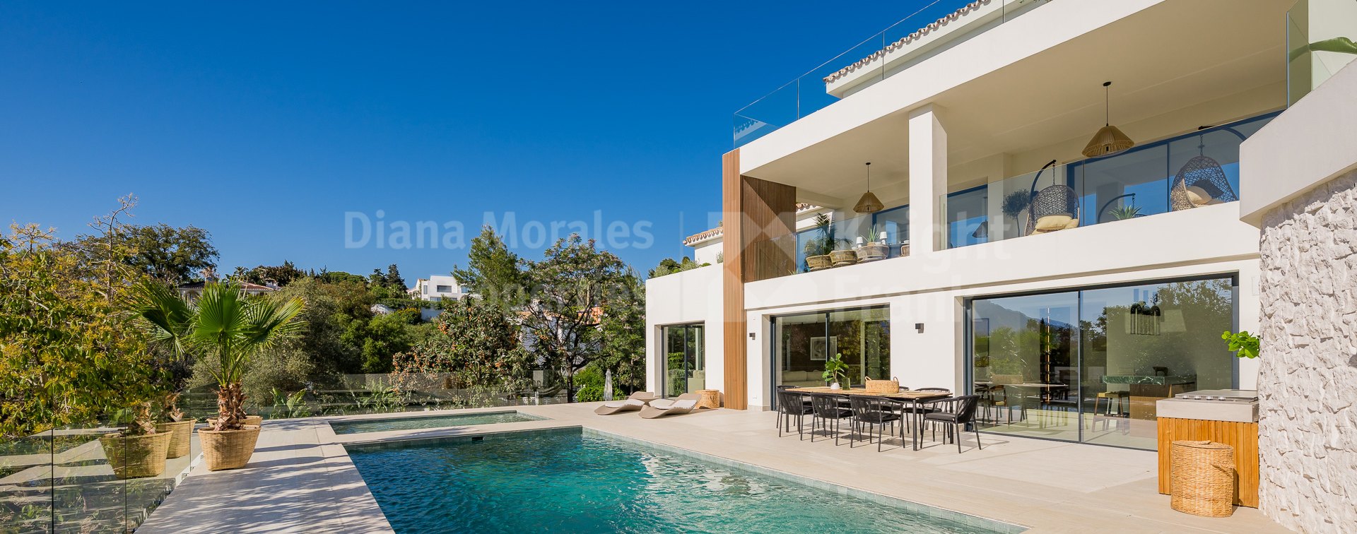 Villa élégante de six chambres orientée ouest à El Rosario, Marbella Est