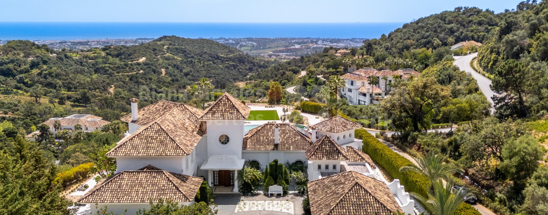 Casa Melia: Villa élégante à La Zagaleta avec vues panoramiques sur la mer et la montagne