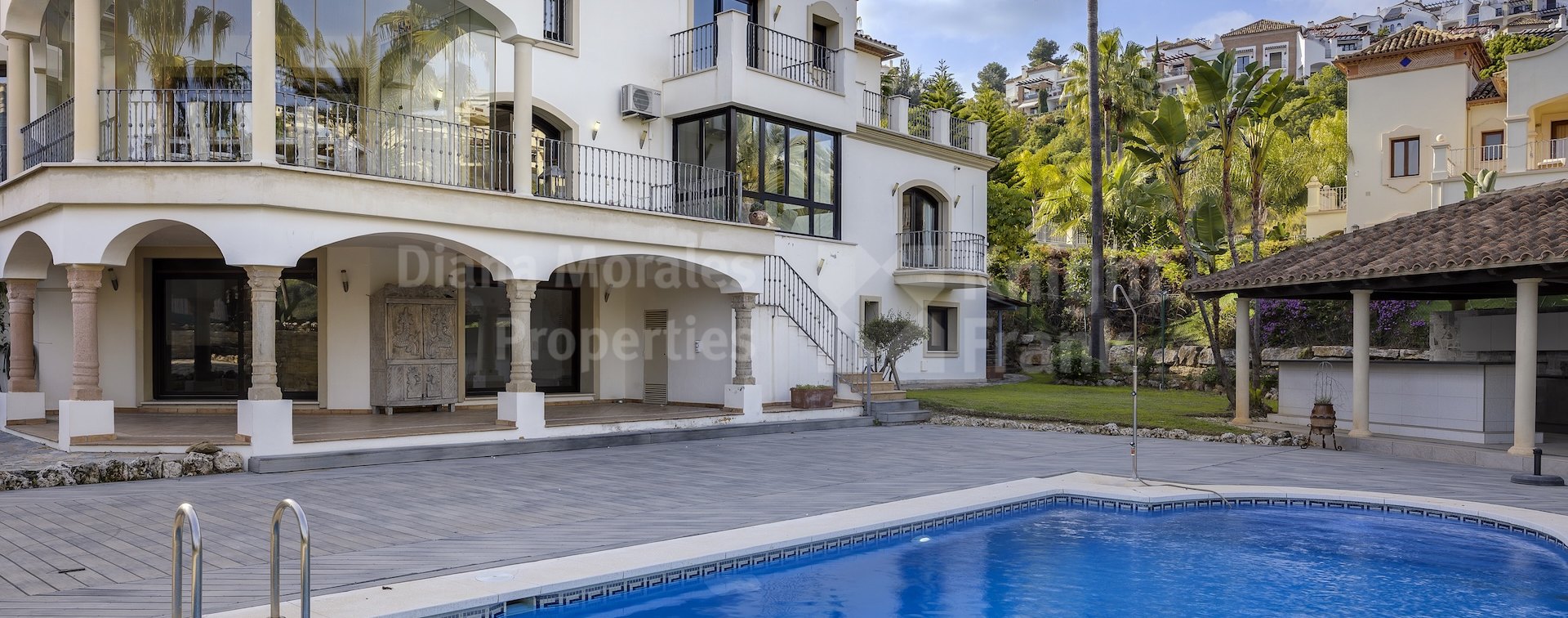 Großzügige Villa mit Investitionspotenzial in Los Arqueros Golf