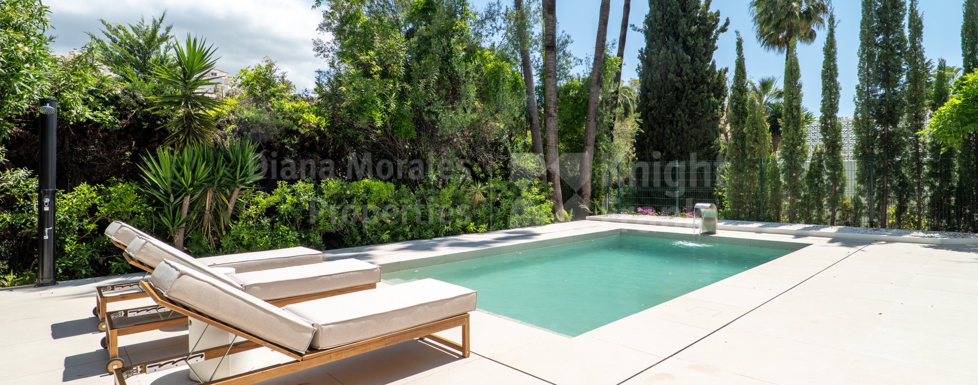 Villa de cinq chambres orientée sud-est à Nueva Andalucia