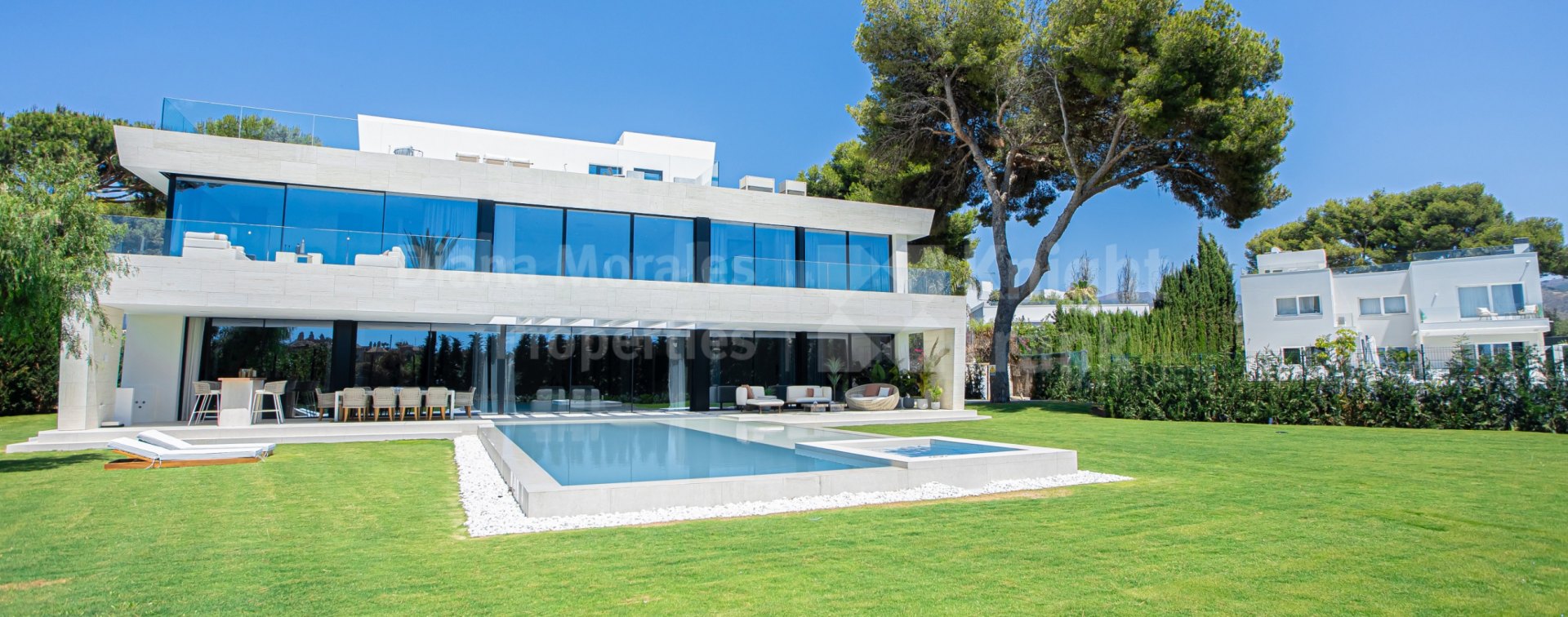 Los Monteros, Beachside villa by two of Spain's top architectural firms - AMES and A-cero.