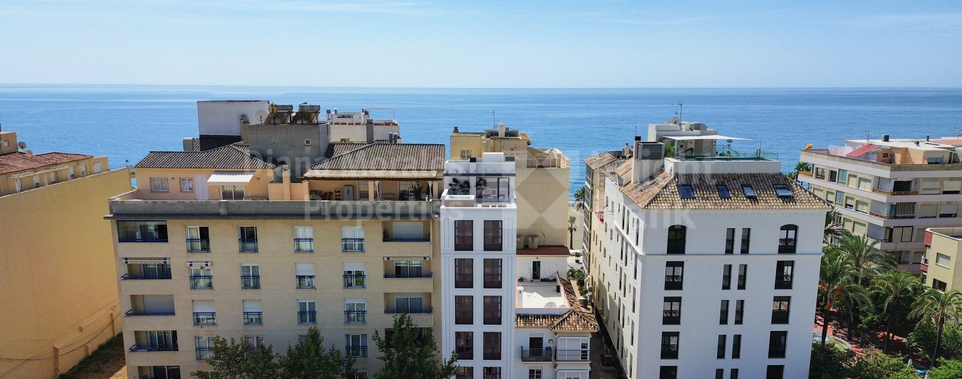Estepona, Turn key project for 5 studio apartments with roof terrace and a commercial space