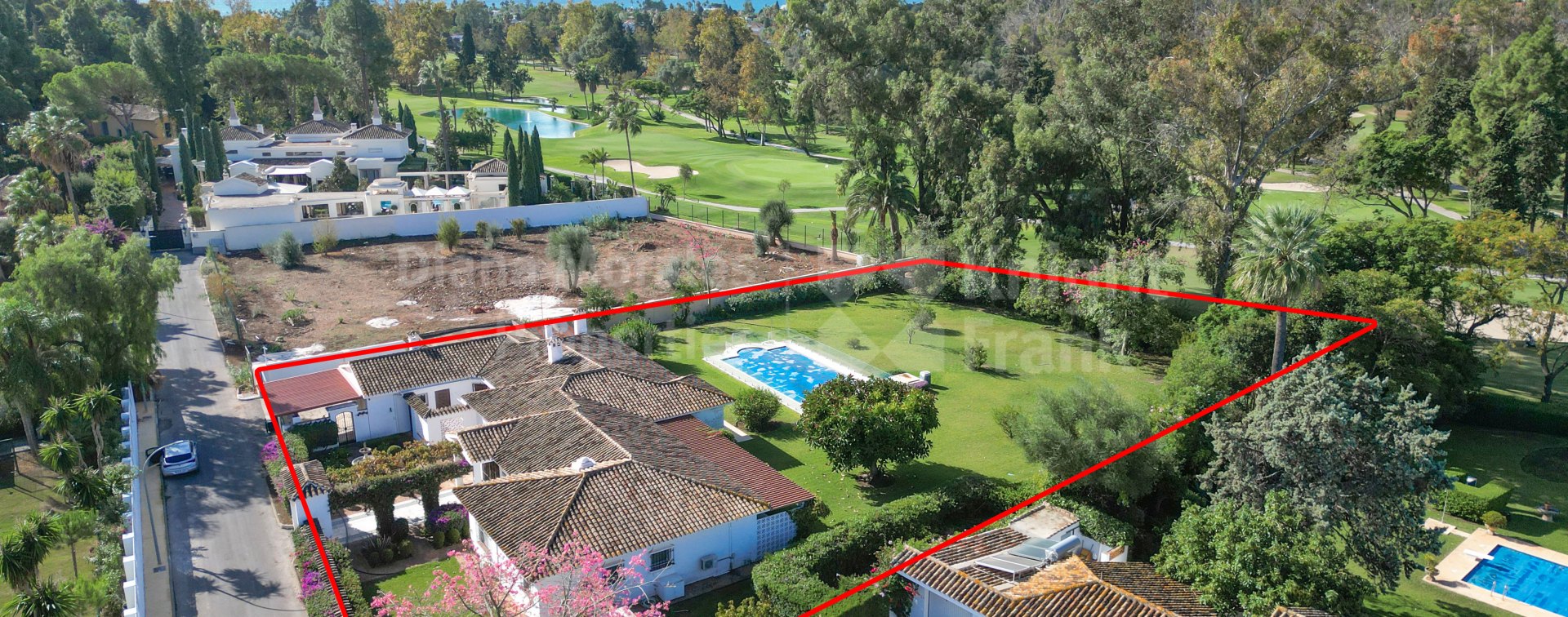 Presentamos una oportunidad única de desarrollo en la prestigiosa zona de Guadalmina Baja en Marbella.