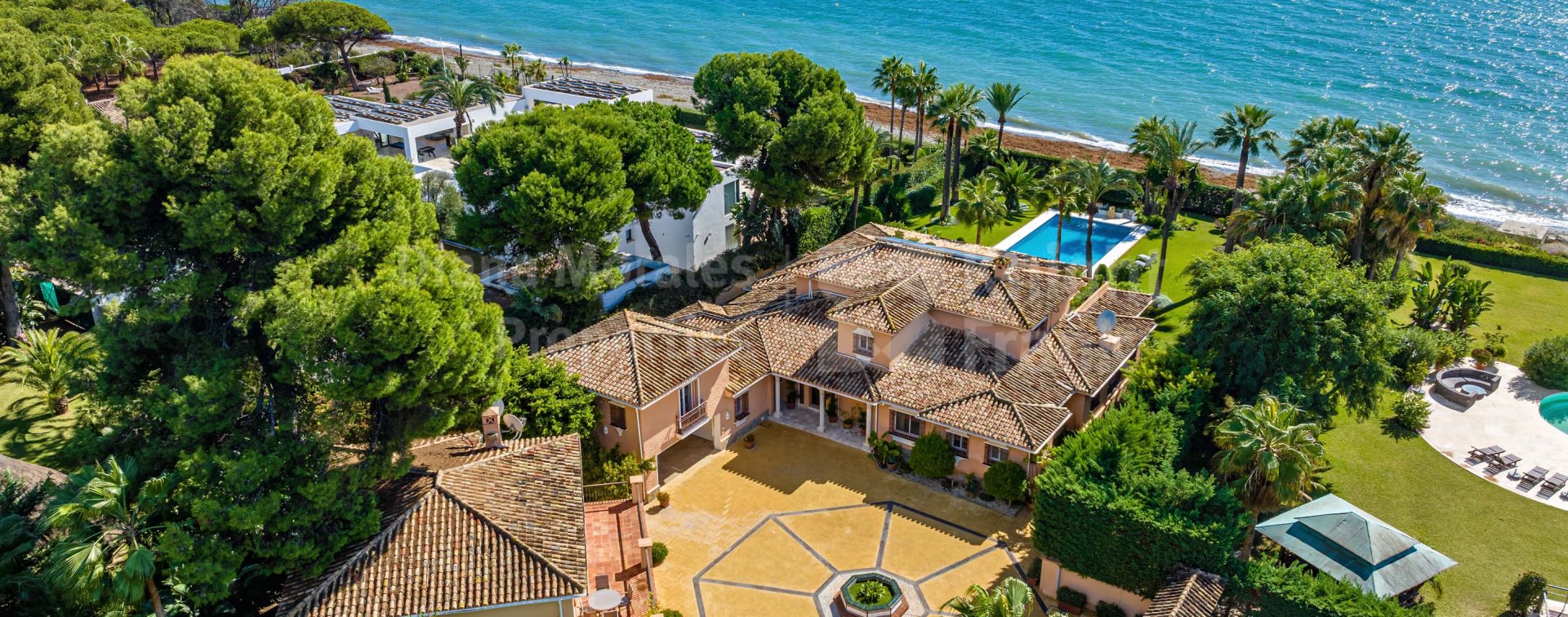 Great seafront villa in El Paraiso Barronal