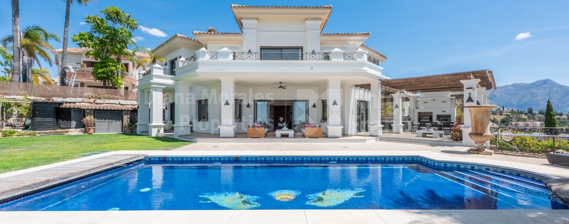 Great frontline golf villa with panoramic and sea views in Los Arqueros