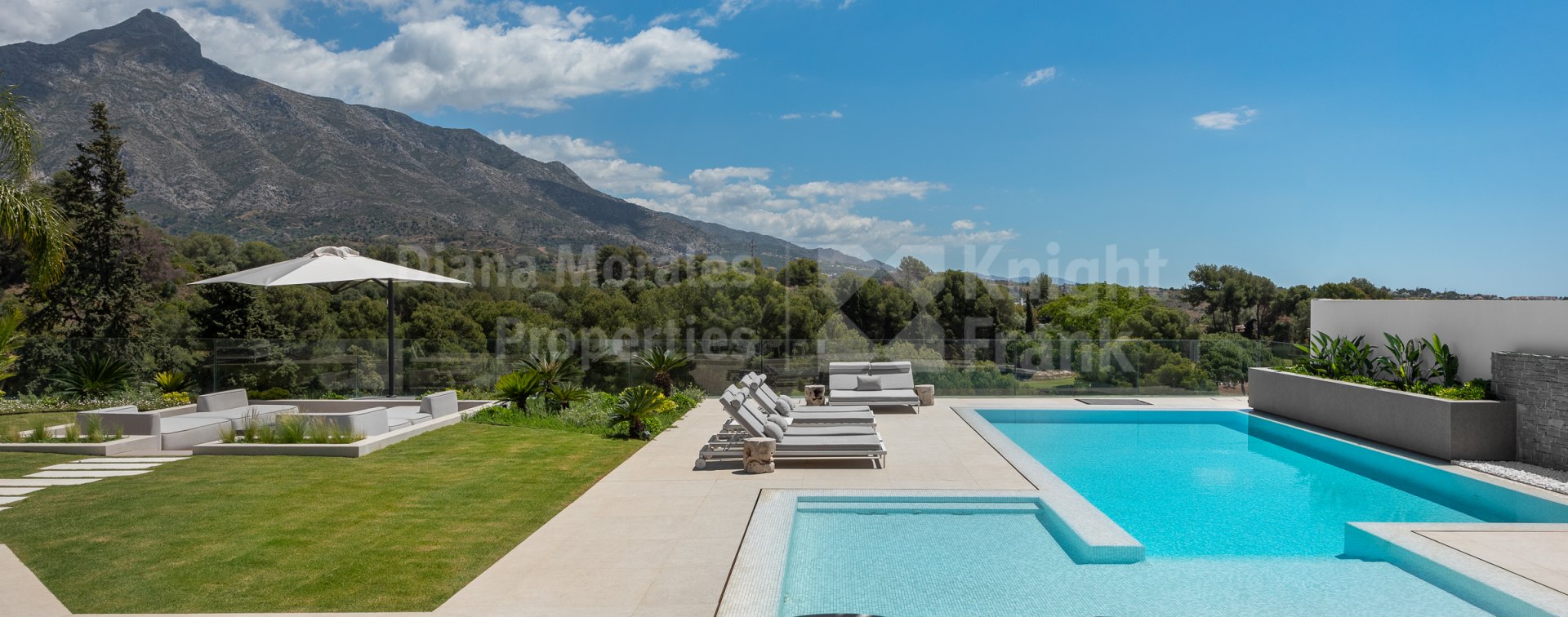 Nueva Andalucia, Villa de plain-pied avec 5 chambres face au parcours de golf d'Aloha