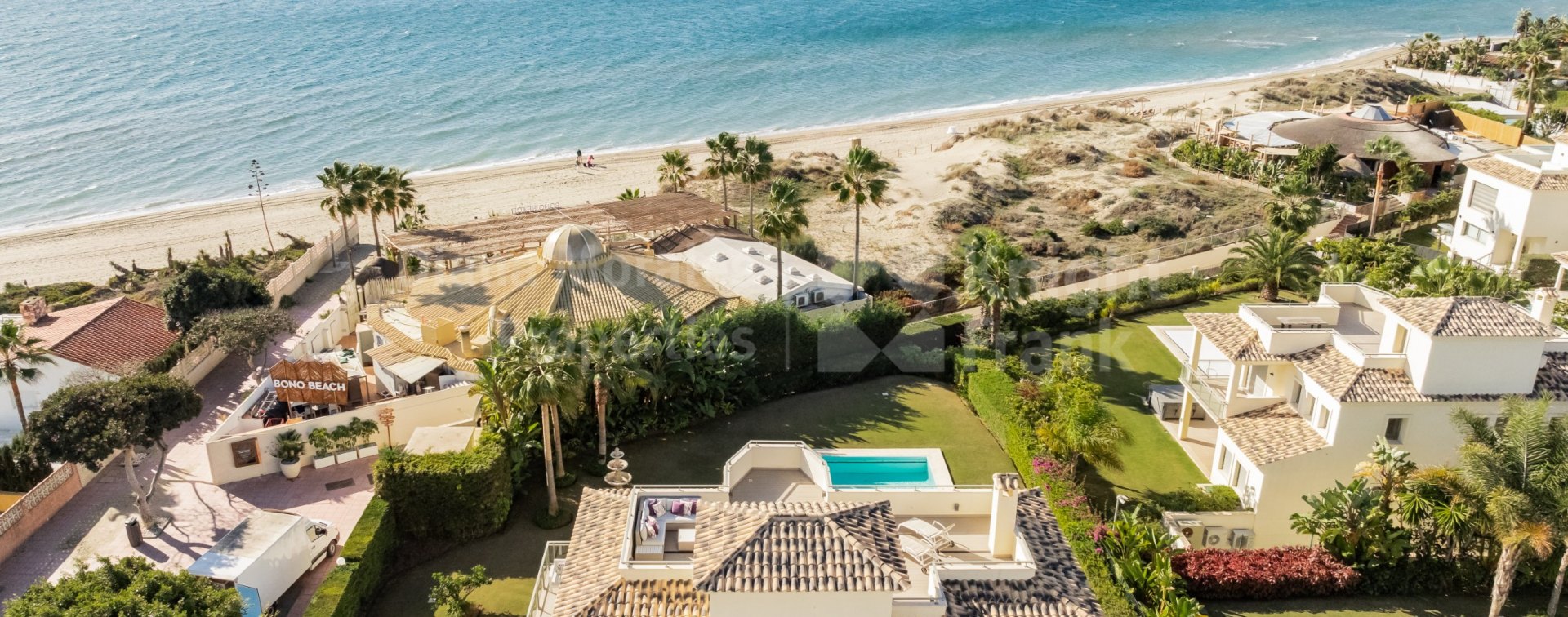 Las Chapas, Villa Arenal: Villa sur la première ligne de plage à Marbella.