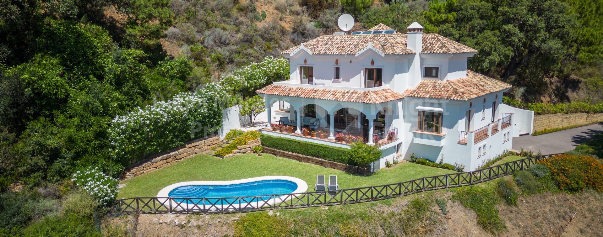 Four-bedroom villa in Monte Mayor with sea and mountain views