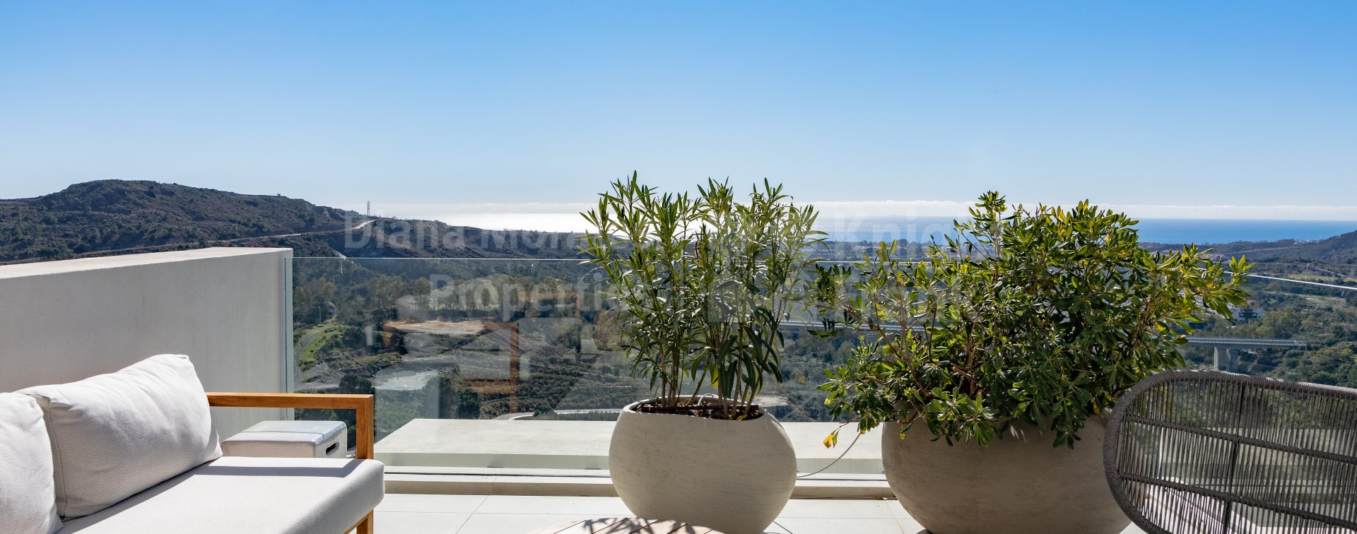 Benahavis, 3 bedroom penthouse with solarium in Marbella Club Hills