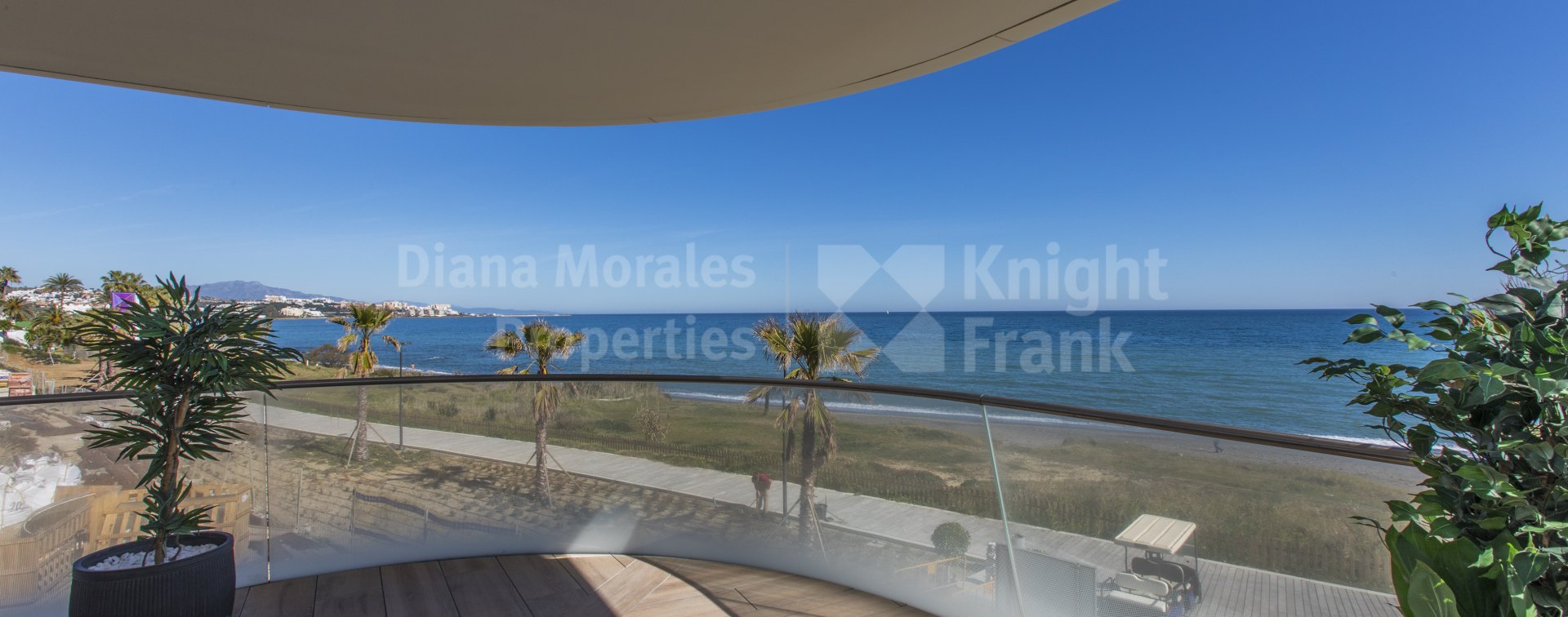 Estepona Playa, New beachfront penthouse with solarium