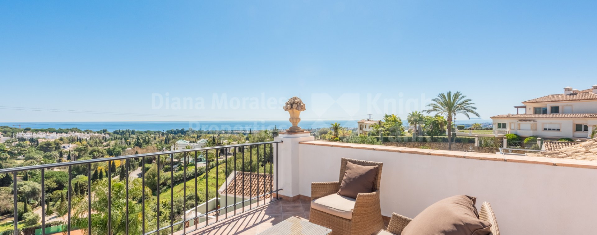 Townhouse with panoramic and sea views in Marbella Hill Club