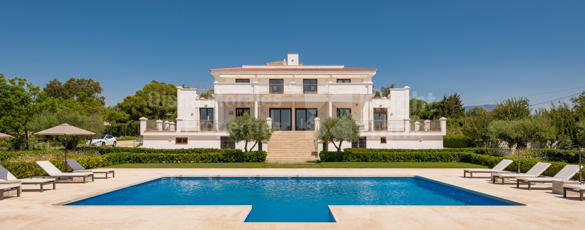 Luxury villa on extensive grounds in Valle del Sol