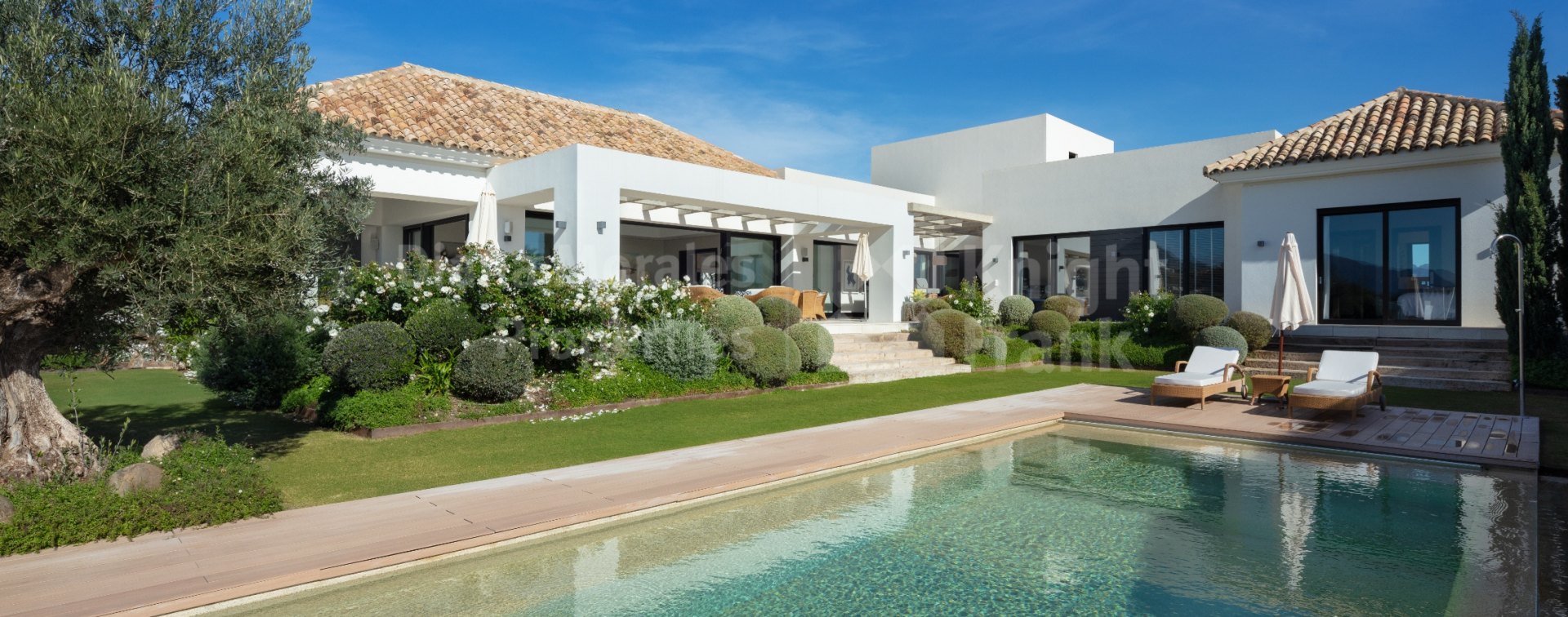 Haza del Conde, Casa Nevis: Exquisita villa de estilo mediterráneo con preciosas vistas al Valle del Golf en Marbella