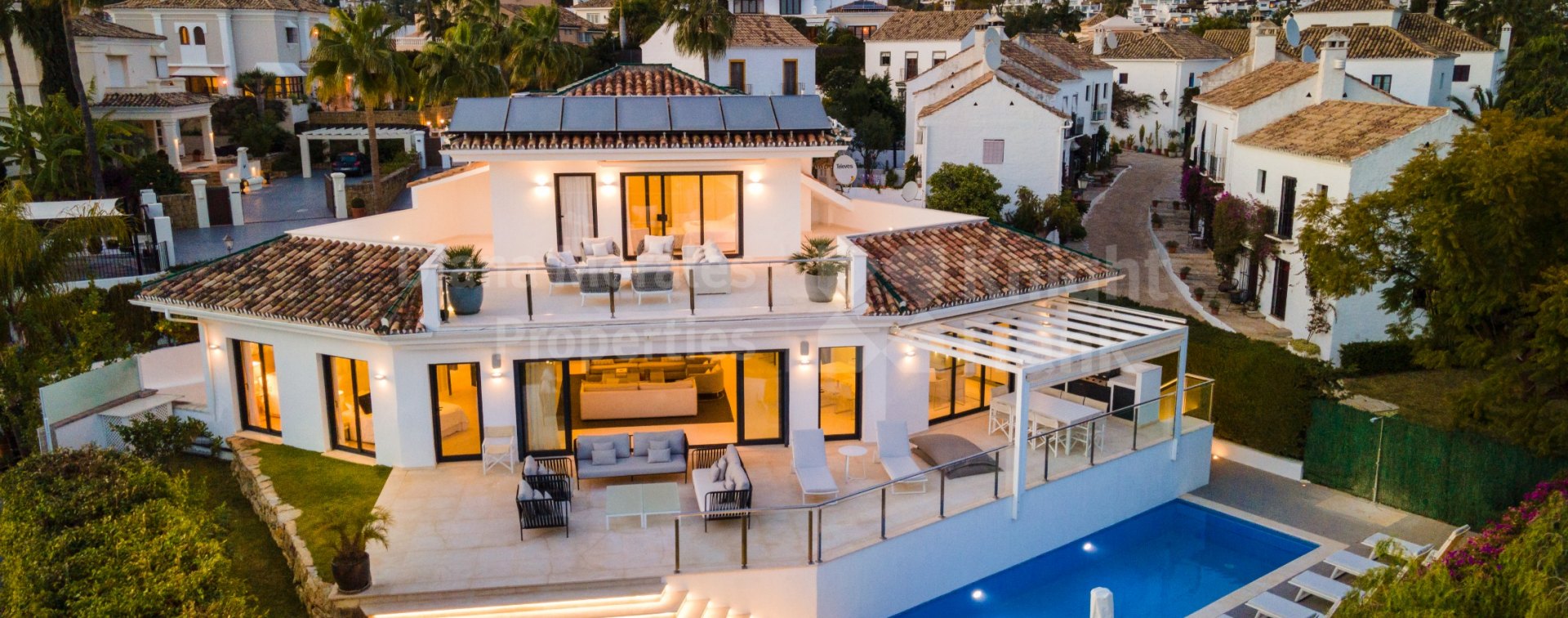Belle villa rénovée à Las Brisas avec vue sur la mer