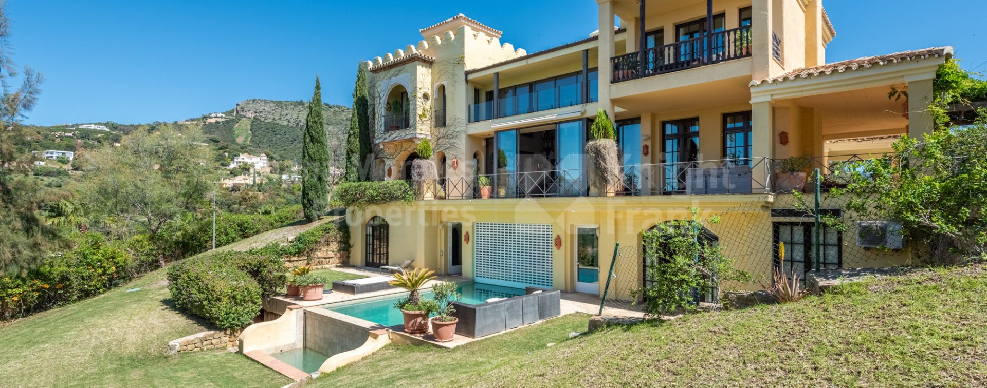 Marbella Club Golf Resort, Alhambra-style house in prestigious location with spectacular views