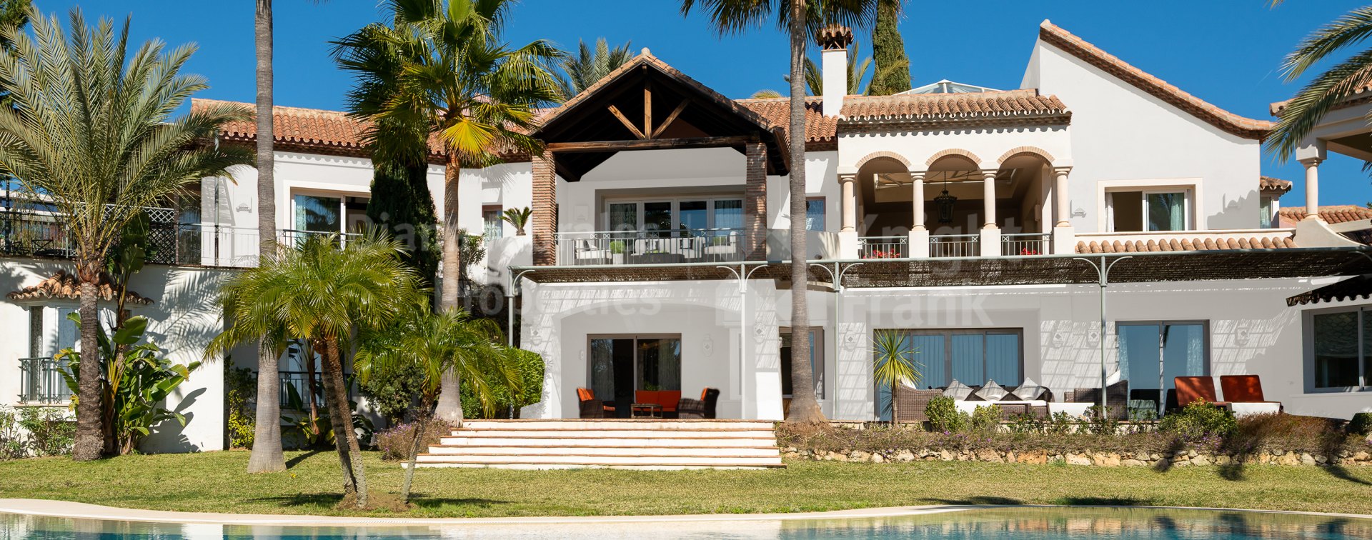 Grande maison familiale sur l'un des plus grands terrains de Los Flamingos