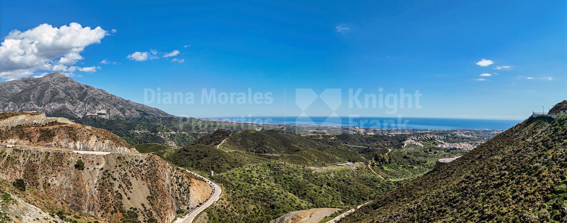 Twenty-eight apartments with impressive sea views in El Real de La Quinta