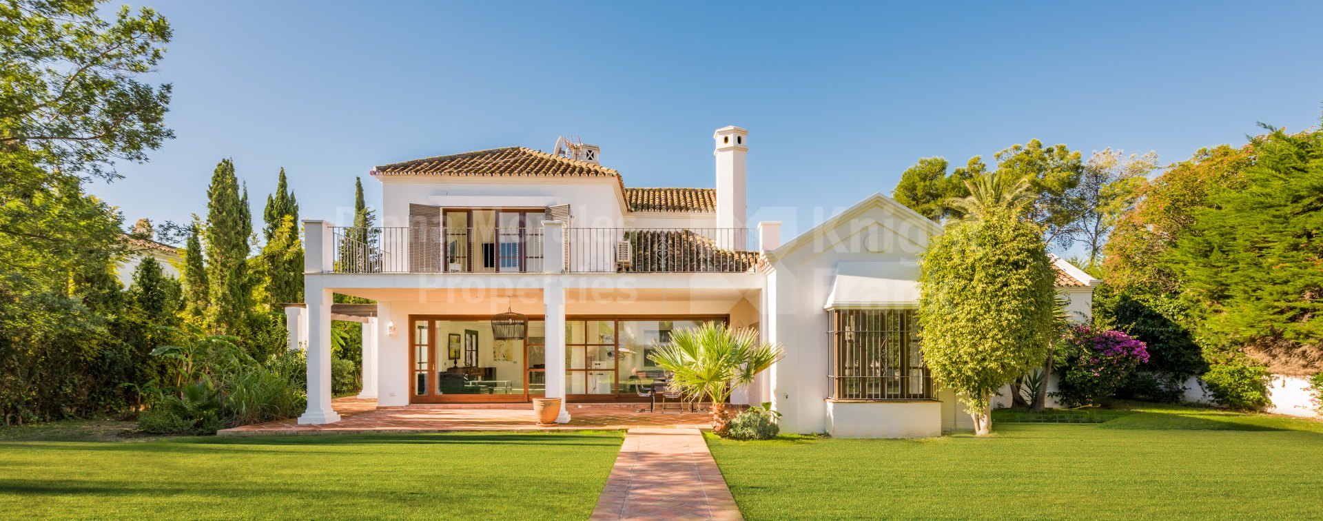Fabulous villa with private padel court for rent in Guadalmina Baja