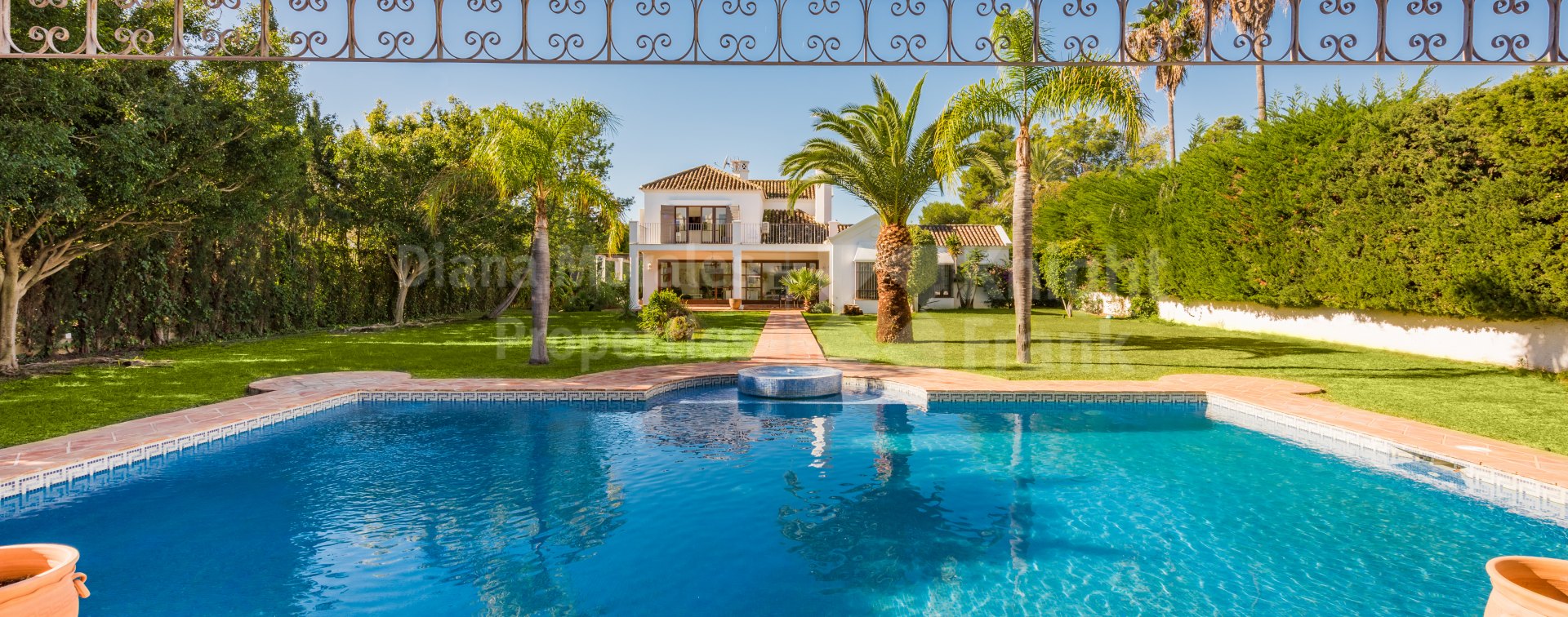 Guadalmina Baja, Fabulosa villa con casa de invitados y pista de padel privada
