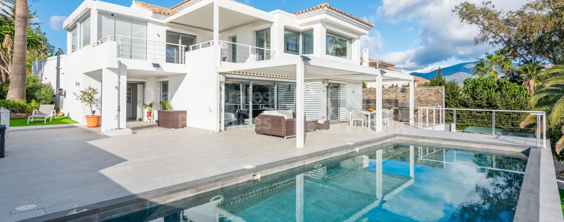 Las Lomas de Nueva Andalucia, Villa Vista: una villa moderna con vistas panorámicas al mar