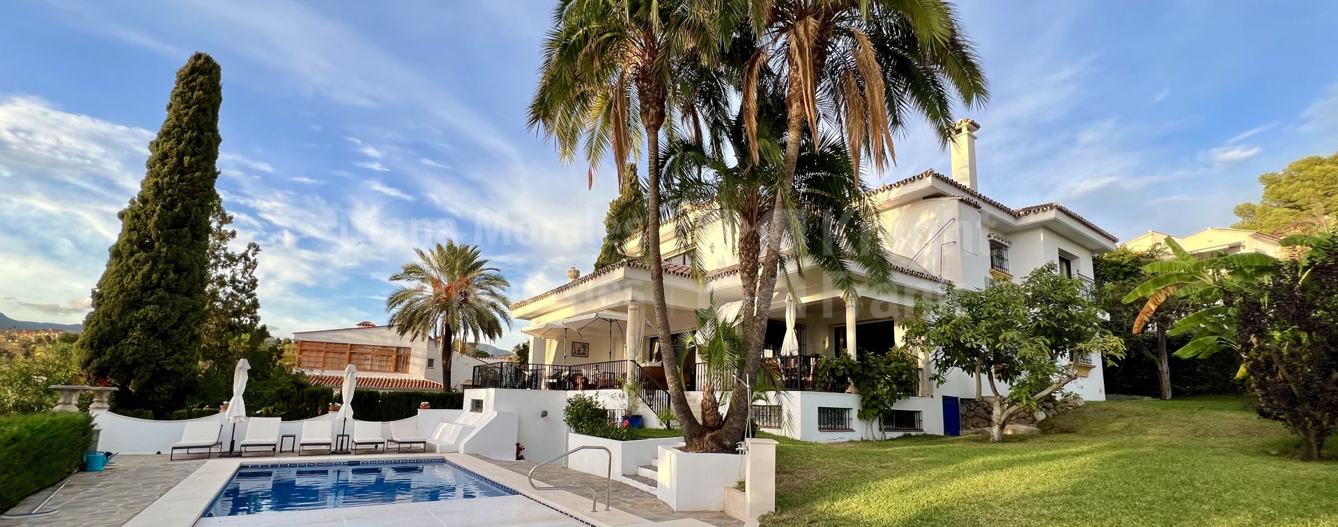 La Campana, Convenient and solidly built villa close to amenities and golf courses