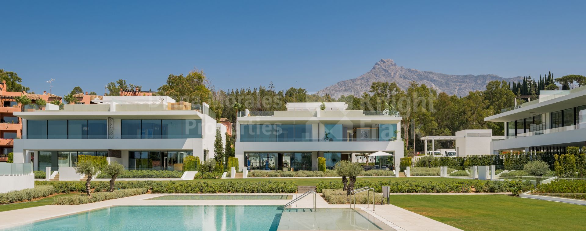 Vilas 12, Casa semiadosada moderna de 4 dormitorios en la Milla de Oro de Marbella