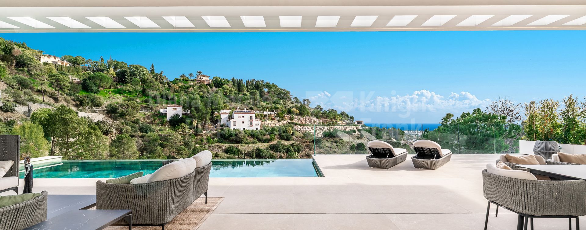 Villa Alfa, with a modern design and panoramic views in El Madroñal